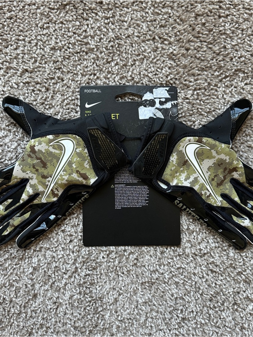 NIKE VAPOR JET FOOTBALL GLOVES SALUTE TO SERVICE NFL MENS SMALL DIGITAL CAMO NEW